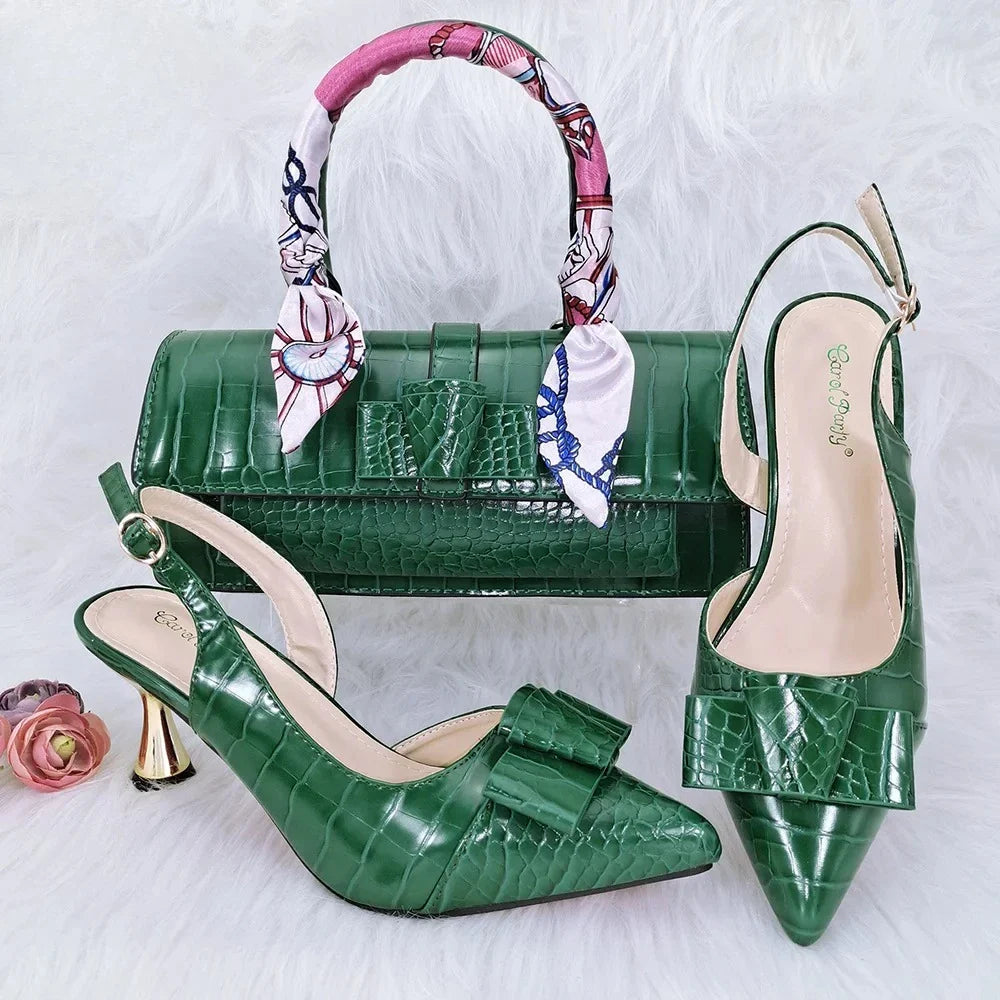 Design de Moda Sapatos e Bolsas Italianos para Mulheres Saltos Confortáveis em Couro PU Chinelo Feminino Maduro na Cor Vermelha
