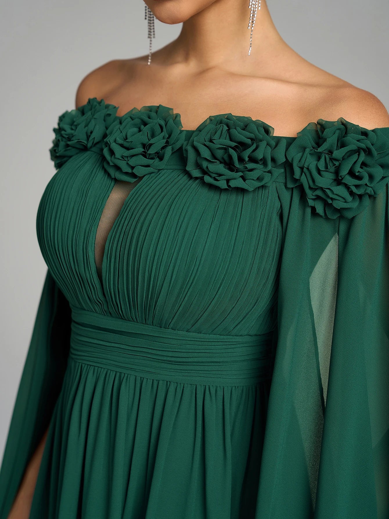 Vestido de Um Ombro Só com Mangas Bufantes Grandes, Aplique Floral no Corpete e Cintura Plissada, em Chiffon, Efeito Emagrecedor