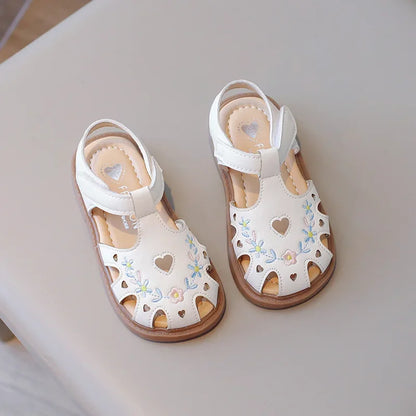 Sweet Little Girl Sandal Summer New Kids Princess Embroidery Flower Flat Sandals Fashion Elegant Children Causal Cut-outs Shoes
