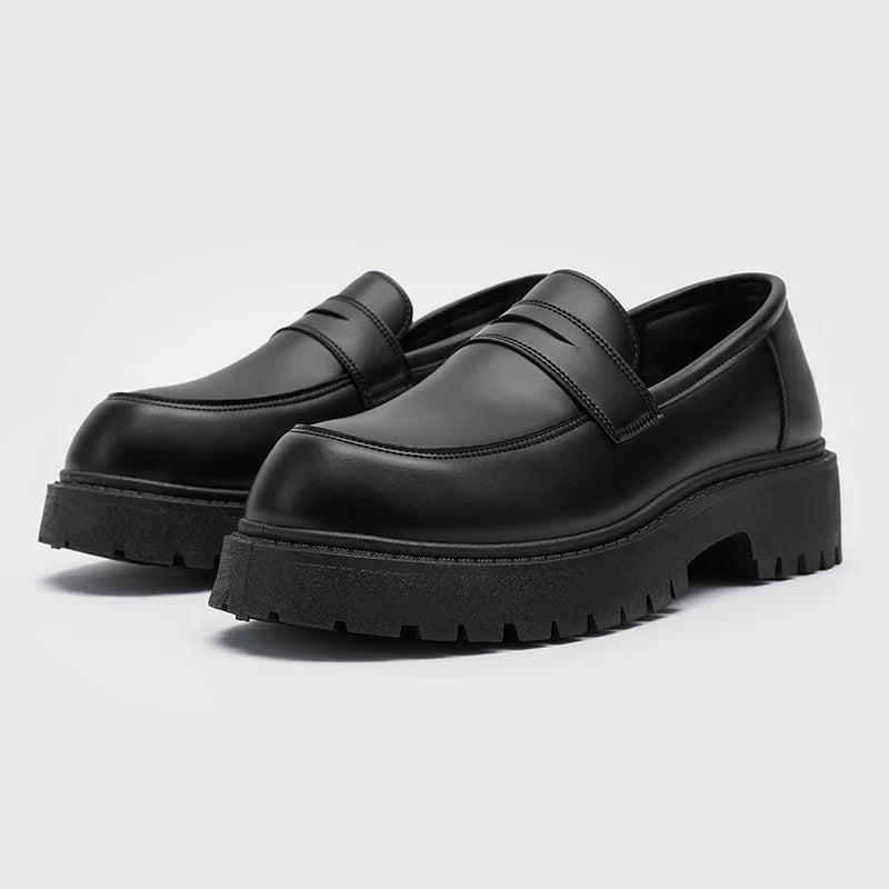 Sapatos Masculinos Loafers de Couro Solado Grosso Estilo Britânico Pretos Formais de Negócios Sapatos Luxuosos da Moda Slip-On Casuais Bico Redondo