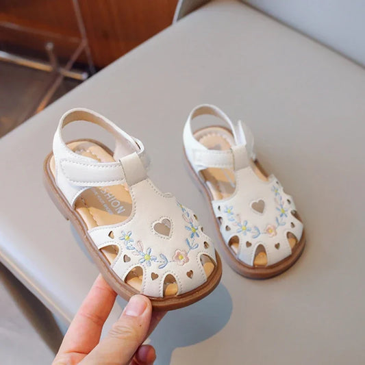 Sweet Little Girl Sandal Summer New Kids Princess Embroidery Flower Flat Sandals Fashion Elegant Children Causal Cut-outs Shoes