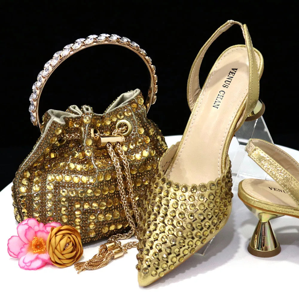 Pointed Shoes And The Same Style Envelope Bag Two Ways To Wear Fashion Shoes And Shoulder Bags