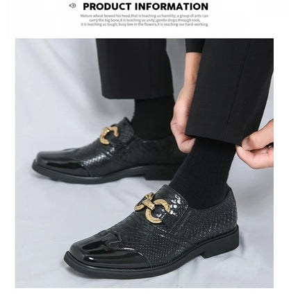 A man with a square-headed fish-scale patterned shiny leather shoe walked the runway in a formal business Derby groom's shoes