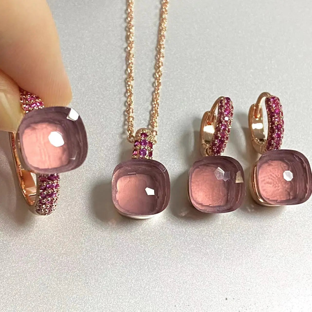 Conjunto de Joias Femininas 3 Peças - Anel, Brincos e Colar Banhados a Ouro Rosé com Zircônia Roxa Incrustada