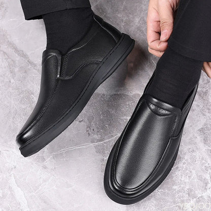 Sapatos casuais masculinos de couro 2025 Sapatênis de sola macia de verão Sapatos masculinos clássicos versáteis Loafers de couro legítimo respiráveis Homme