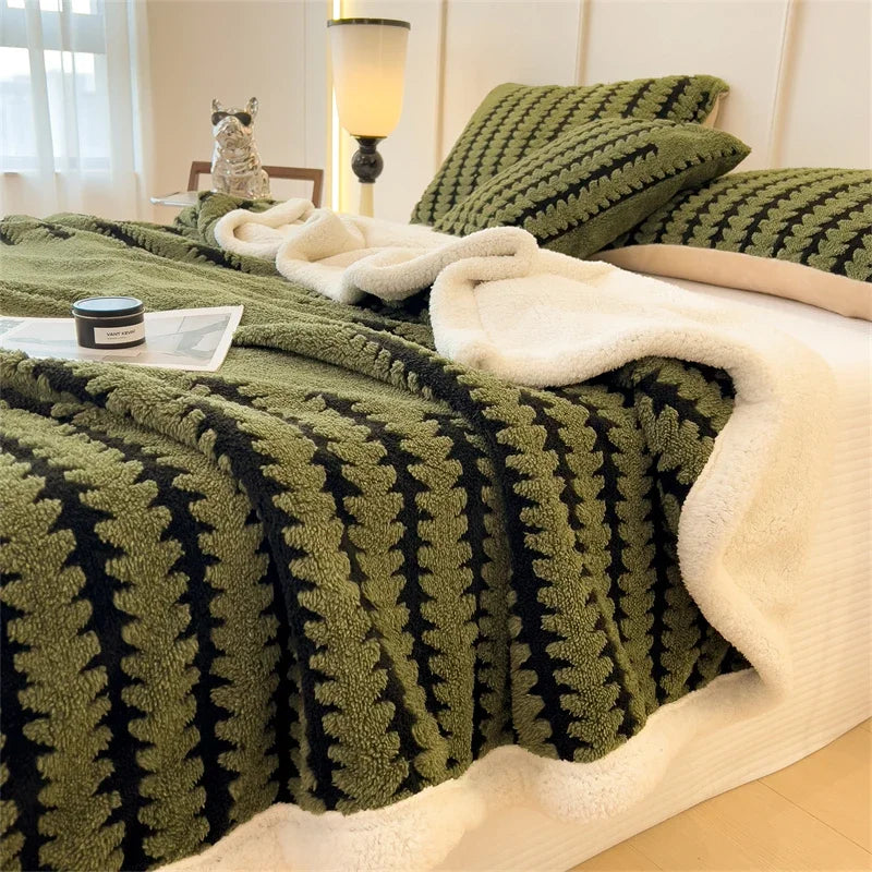 Super Thick and Warm Flannel Blanket Super Soft Fluffy Queen Size Bed Blanket Cozy Skin-friendly Multifunctional Nap Blanket