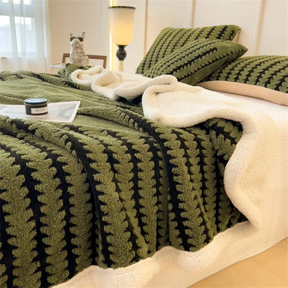Super Thick and Warm Flannel Blanket Super Soft Fluffy Queen Size Bed Blanket Cozy Skin-friendly Multifunctional Nap Blanket