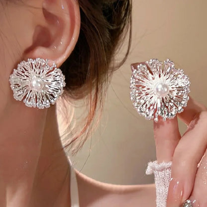 Exaggerated Metal Flowers Pearl Stud Earrings For Women Fashion Gold Color Hollow Round Temperament Earrings Jewelry Party Gifts