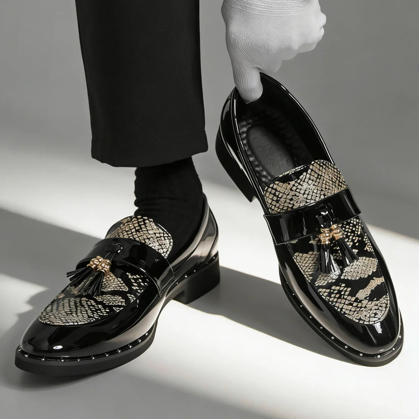 Fashion Men's Business Formal Slip-On Loafers Pointed Toe Patent Leather Shoes Shiny Tassel & Snake Print, Suitable Office Party