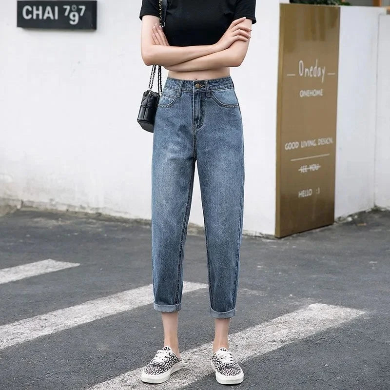 Calça Jeans Harem de Cintura Alta e Perna Reta com Comprimento Cropped