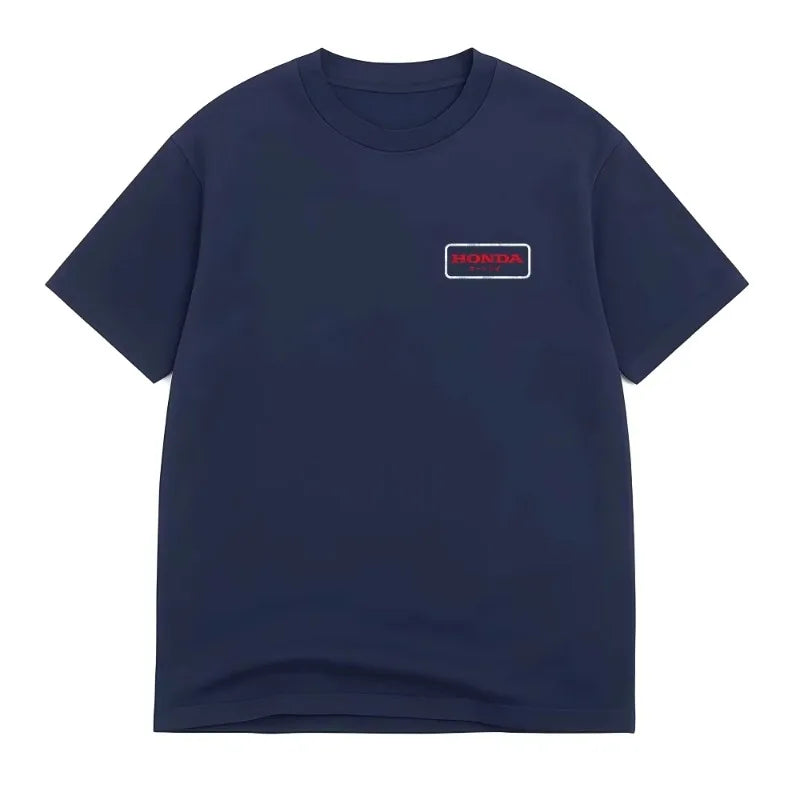 A camiseta do piloto da série "Retro Motorcycle" apresenta uma blusa de manga curta e gola solta no estilo hip-hop, da Honda, modelo "Non-wing".