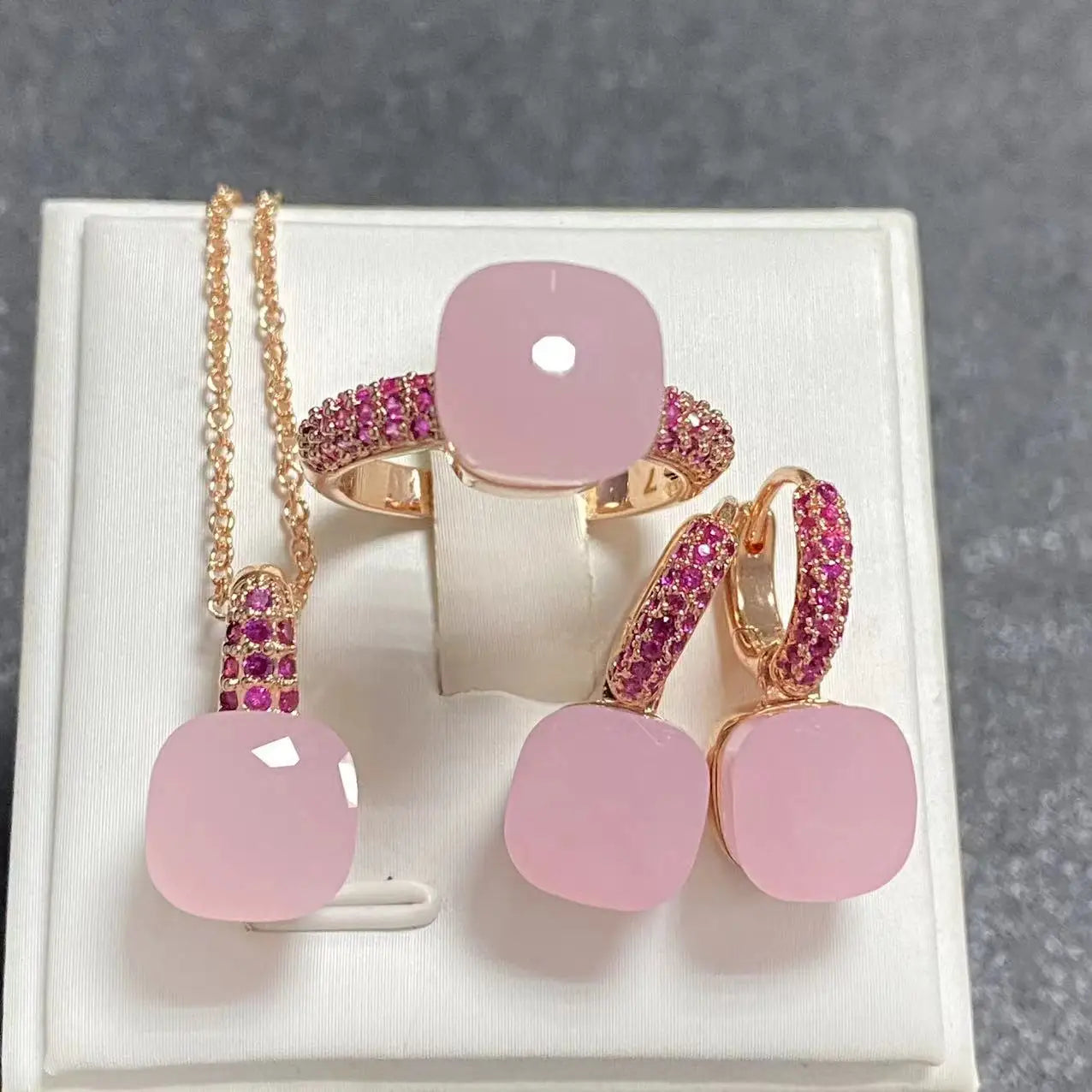 Conjunto de Joias Femininas 3 Peças - Anel, Brincos e Colar Banhados a Ouro Rosé com Zircônia Roxa Incrustada