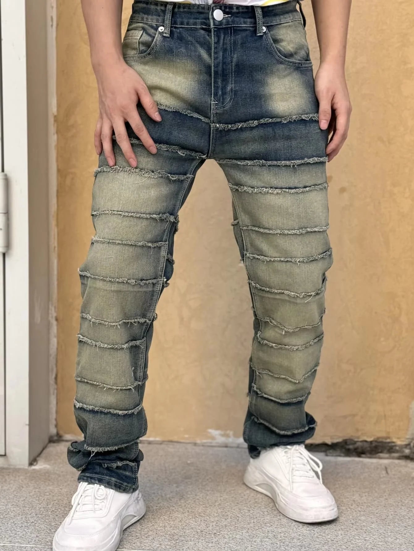 Calça Jeans Masculina Moderna Com Design Exclusivo Efeito Clássico Desgastado Barras Desfiadas E Tecido Remendado Liderando A Tendência Da Moda.