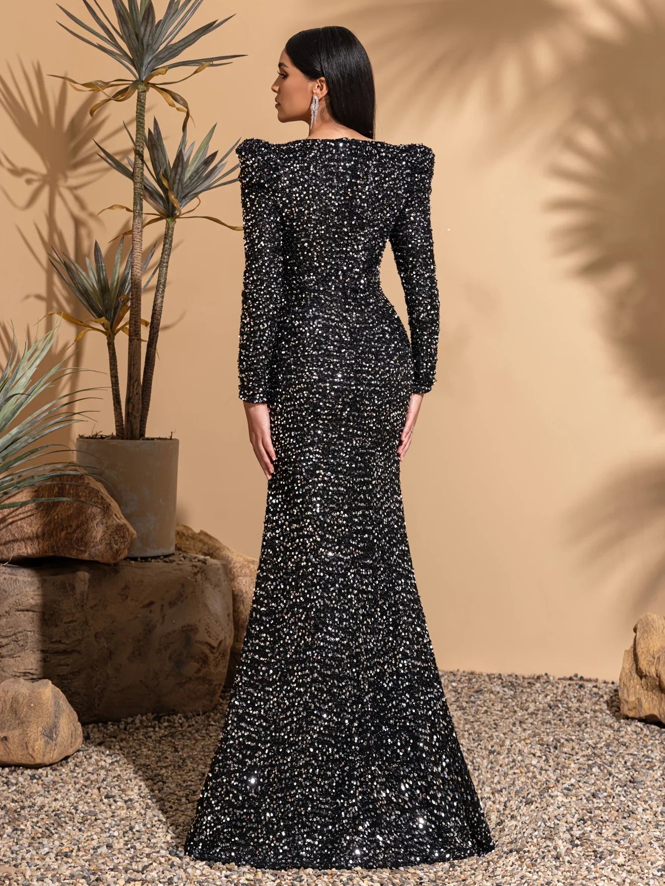 Vestido decote V, de paetê, que marca o quadril, de manga longa, elegante e chique, com cintura justa
