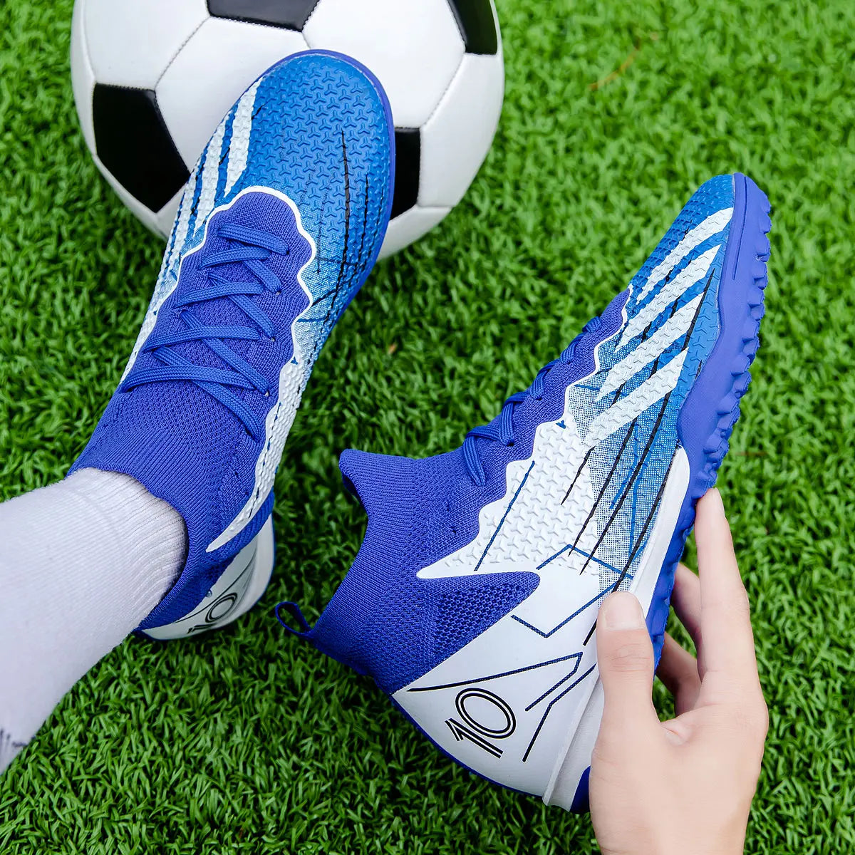 New summer anti-skid and wear-resistant short studded football shoes for men and women, suitable for outdoor training.