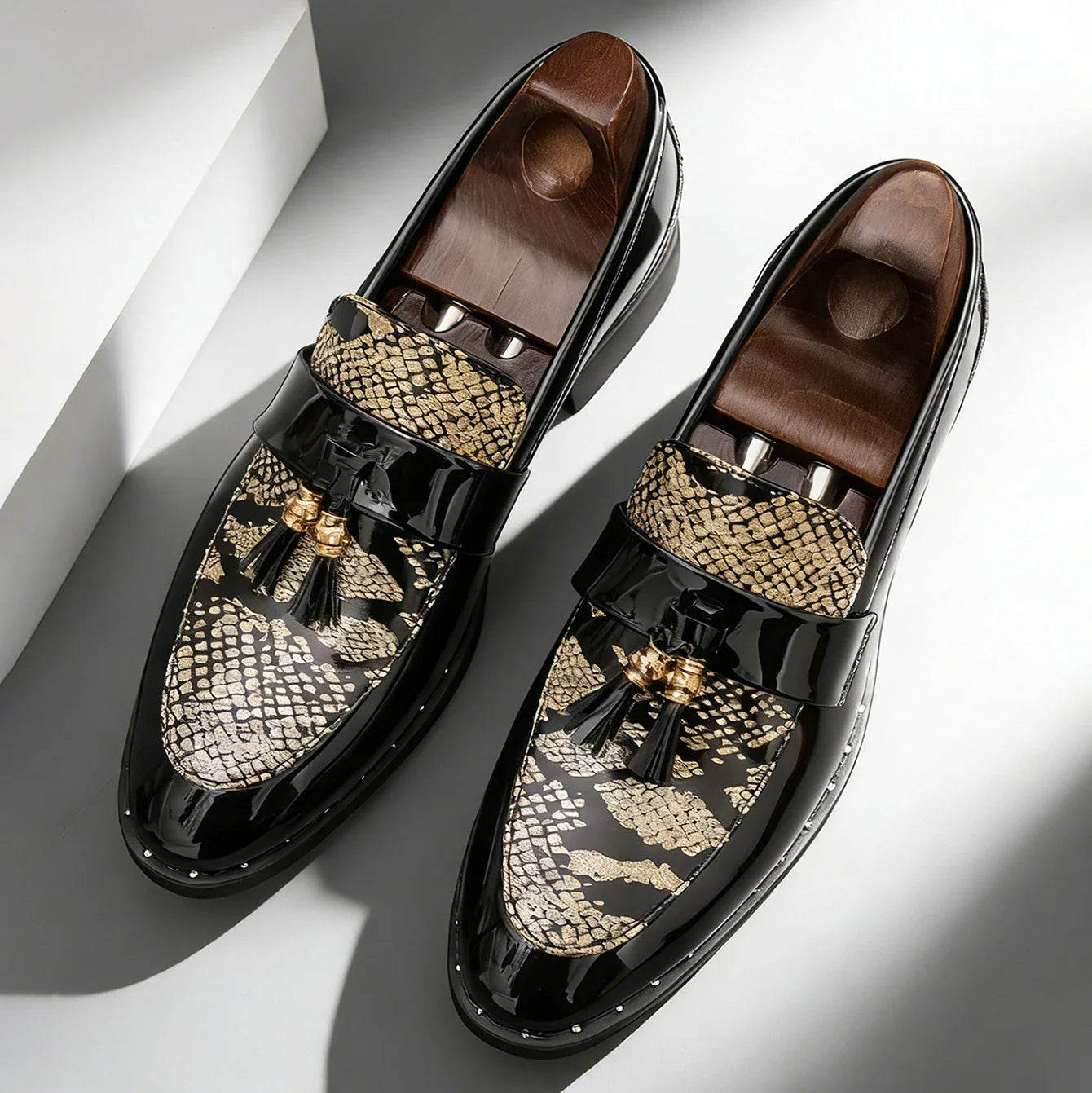 Fashion Men's Business Formal Slip-On Loafers Pointed Toe Patent Leather Shoes Shiny Tassel & Snake Print, Suitable Office Party