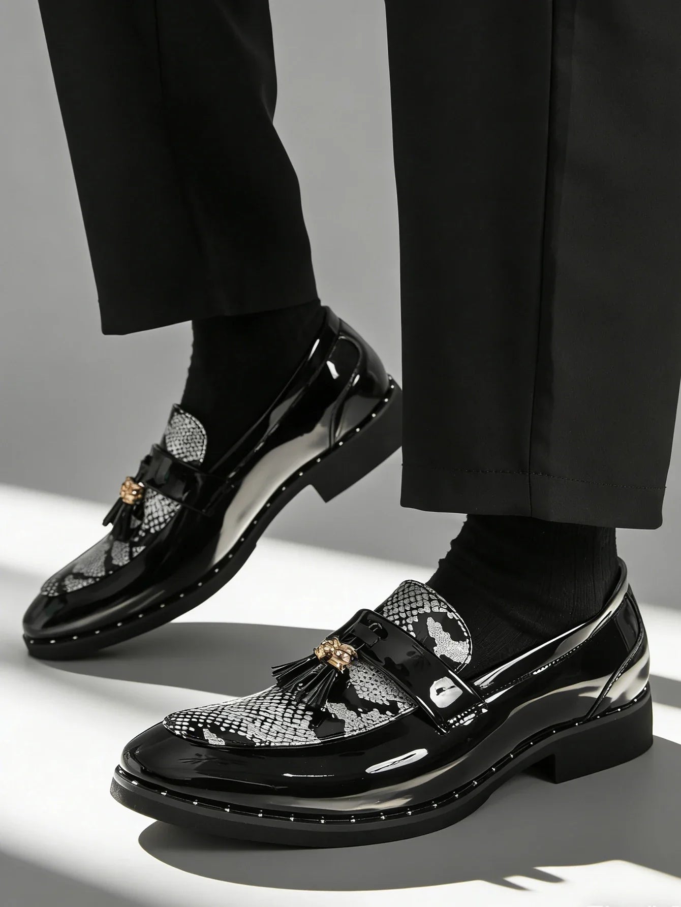 Men's Business Formal Slip-On Loafers Pointed Toe Patent Leather Shoes with Shiny Tassel & Snake Print, Suitable Office Party