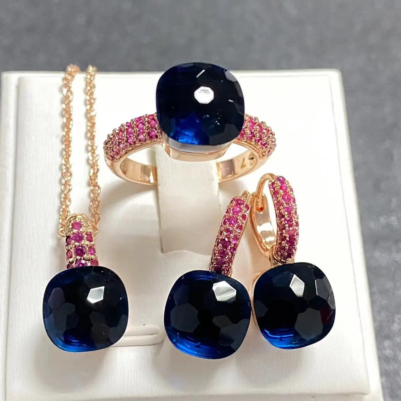 Conjunto de Joias Femininas 3 Peças - Anel, Brincos e Colar Banhados a Ouro Rosé com Zircônia Roxa Incrustada