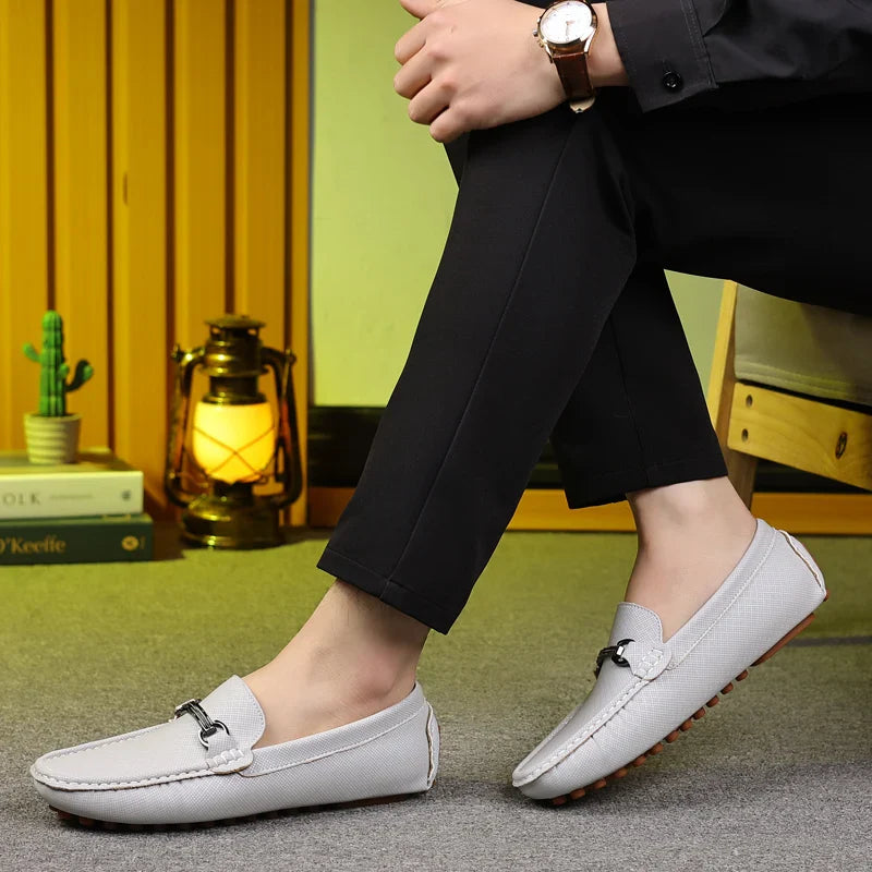 Sapatos de Couro Fashion Sapatos de Negócios Mocassins Pretos Leves Slip On para Homens Sapatos de Couro Elegantes Casuais para Festa e Casamento
