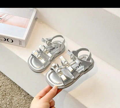 Girls Sandals New 2024 Summer Kids Fashion Bowknot Heart Princess Sandals Party Dress Shoes Children Soft Sole Beach Flats Shoe