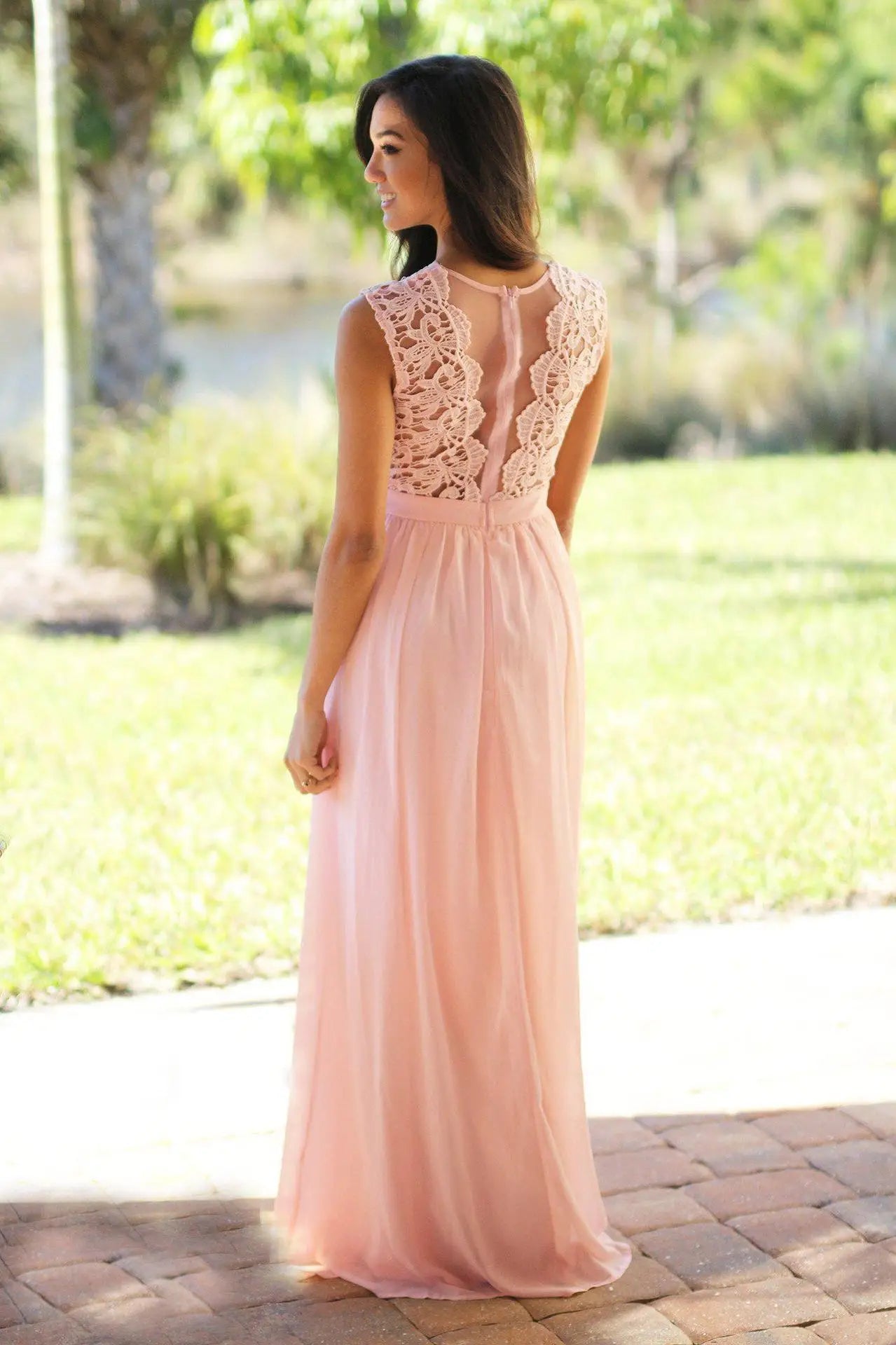 Elegante Vestido de Madrinha Verde Menta com Corpete de Renda Floral e Saia Fluida de Chiffon - Vestido de Gala Sem Mangas para Festa de Casamento