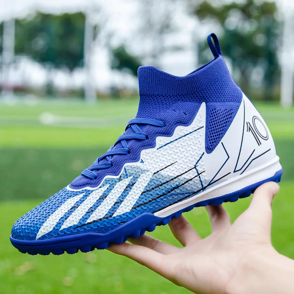 New summer anti-skid and wear-resistant short studded football shoes for men and women, suitable for outdoor training.