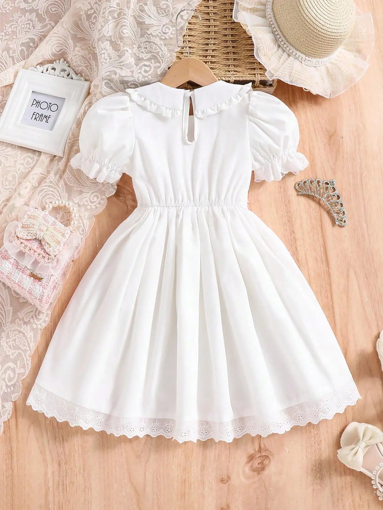 Little Girl's Romantic and Elegant White Princess-Style Dress, Decorated with Bows, Stylish Puff Sleeves, Suitable for Birthday Parties, Holiday Events, and Photography. Suitable for Little Girls Aged 4-7, for Spring a