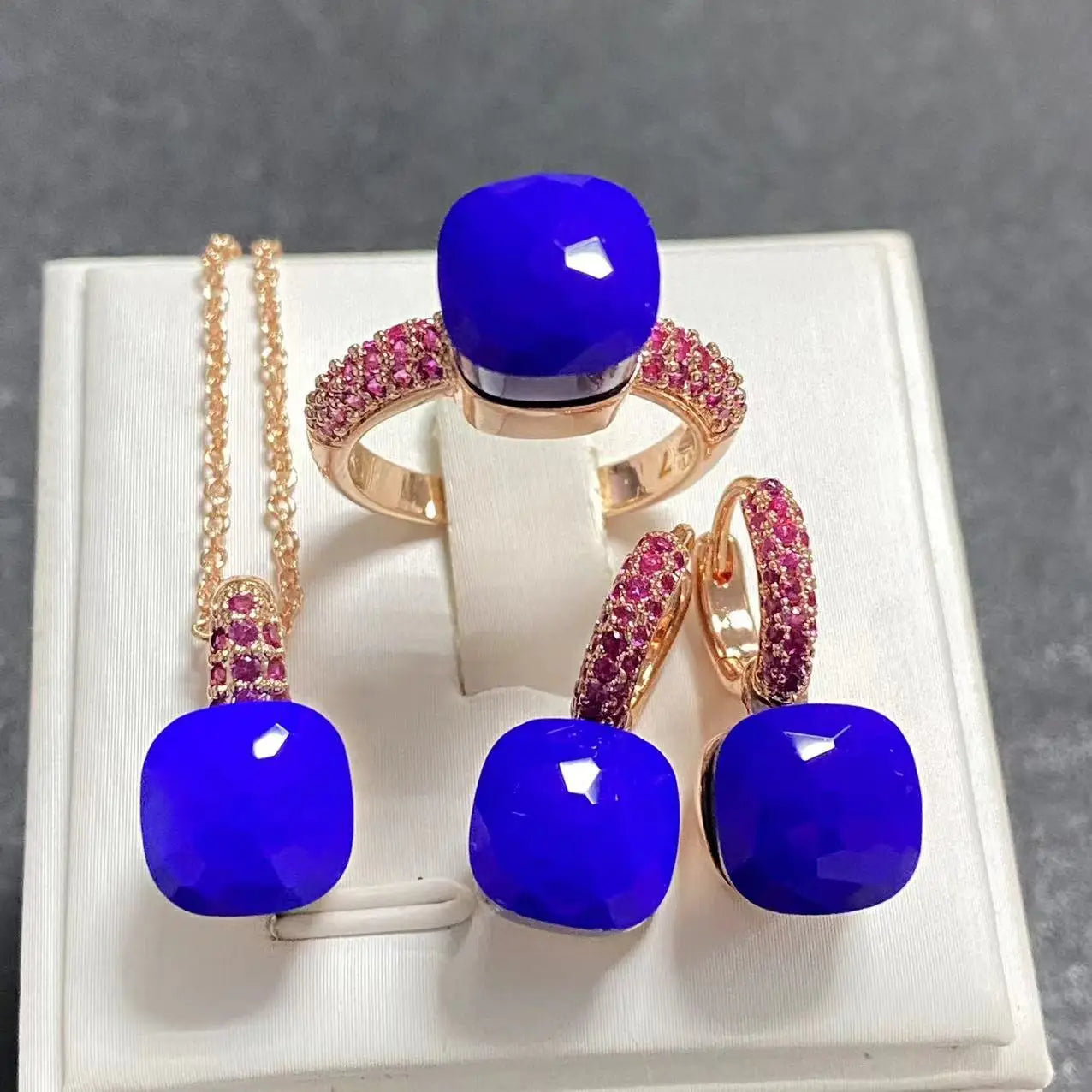 Conjunto de Joias Femininas 3 Peças - Anel, Brincos e Colar Banhados a Ouro Rosé com Zircônia Roxa Incrustada