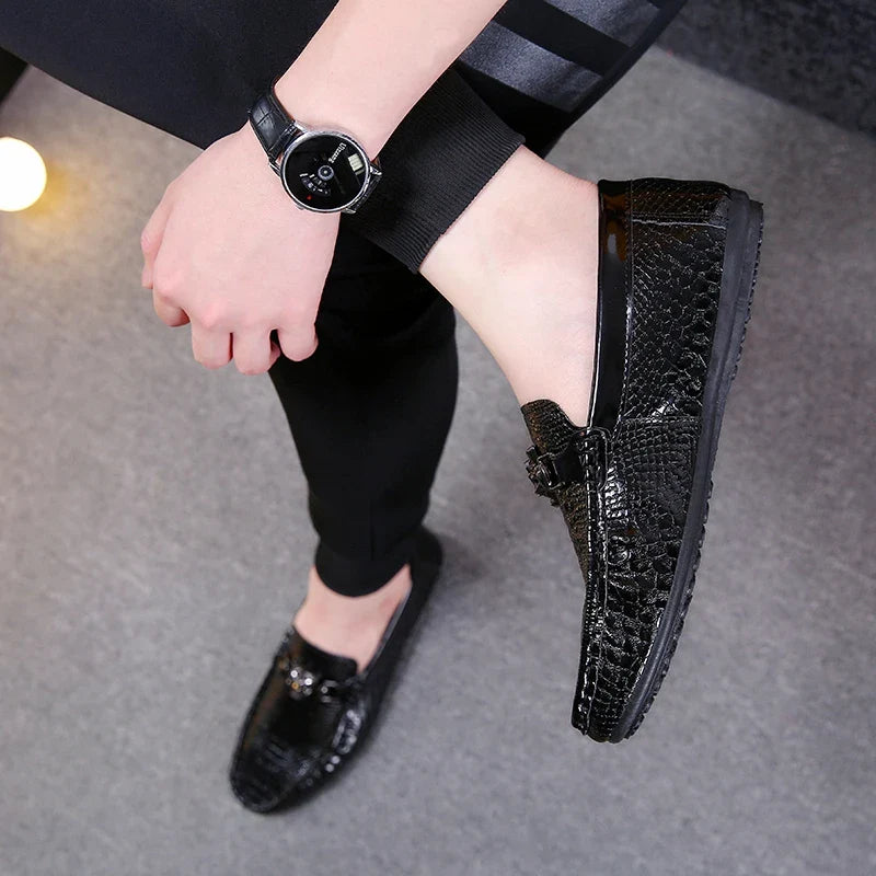 Sapatos Masculinos de Couro com Contas Estilo Britânico Outono Pretos Casuais para Homens Coreanos Preguiçosos Slip-on Sola Macia Mocassins de Condução Modernos