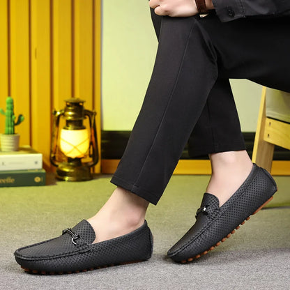 Sapatos de Couro Fashion Sapatos de Negócios Mocassins Pretos Leves Slip On para Homens Sapatos de Couro Elegantes Casuais para Festa e Casamento