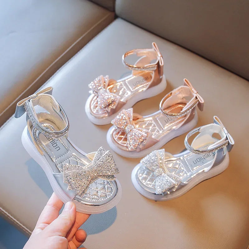 Girls Princess Sandals 2026 Summer New Baby Sparkly Rhinestones Bow Shoes Fashion Non-slip Flat Children's Sandals Boots I05257