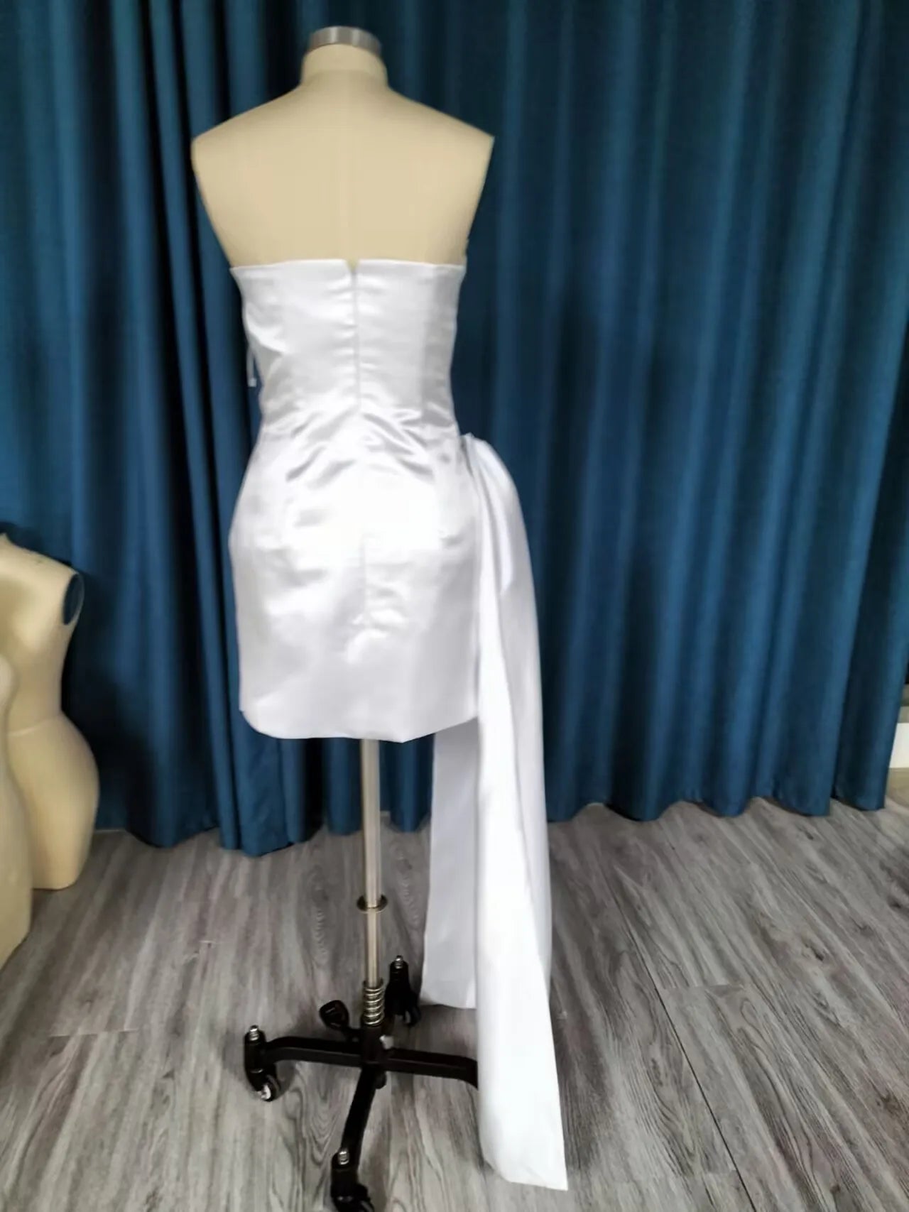 Satin Homecoming Dresses Short A Line Prom Dress Strapless Zipper Open Back Side Big Bow Mini Cocktail Gown Dance Party Dress