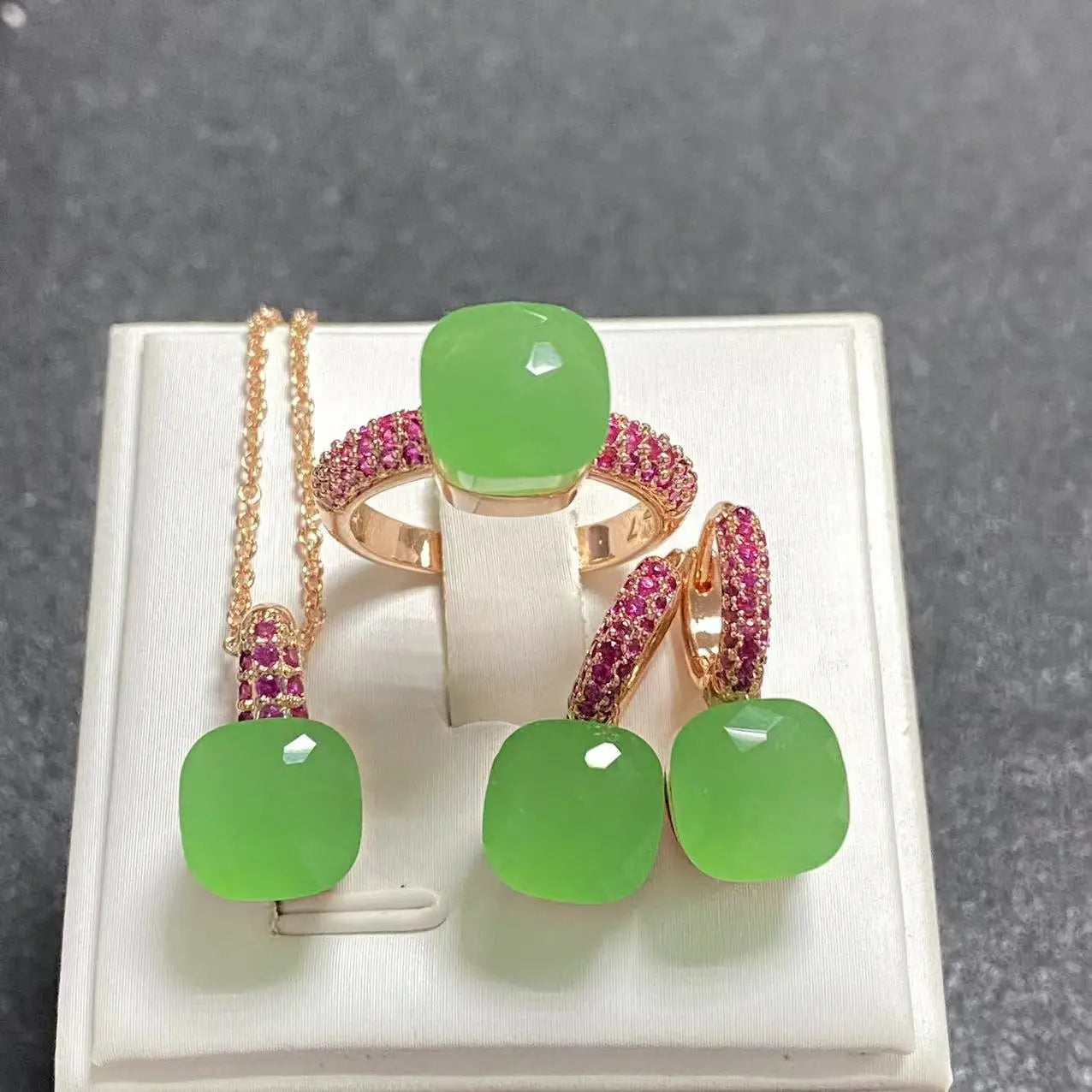 Conjunto de Joias Femininas 3 Peças - Anel, Brincos e Colar Banhados a Ouro Rosé com Zircônia Roxa Incrustada