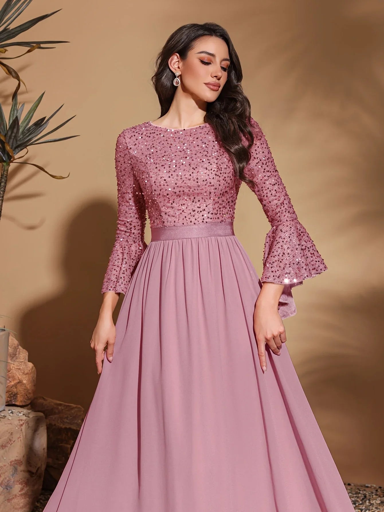 Round neck, sequined trumpet sleeves, spliced chiffon hem, elegant retro dress
