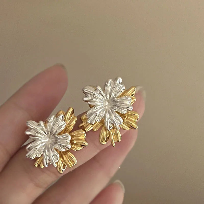 Exaggerated Metal Flowers Pearl Stud Earrings For Women Fashion Gold Color Hollow Round Temperament Earrings Jewelry Party Gifts