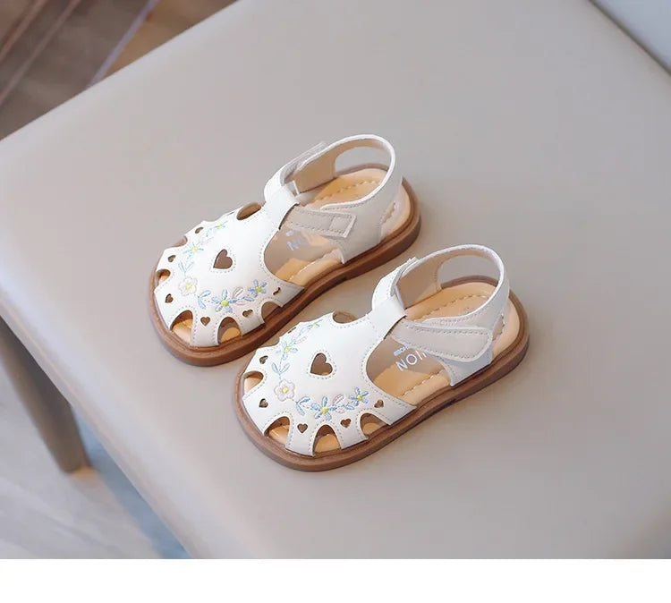 Sweet Little Girl Sandal Summer New Kids Princess Embroidery Flower Flat Sandals Fashion Elegant Children Causal Cut-outs Shoes