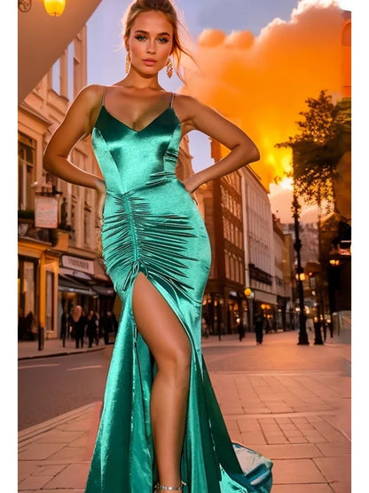 Vestido de Noite Longo Sereia Esmeralda Verde com Cordão Drapeado, Decote V, Fenda e Cetim Elástico para Festa de Casamento Madrinha