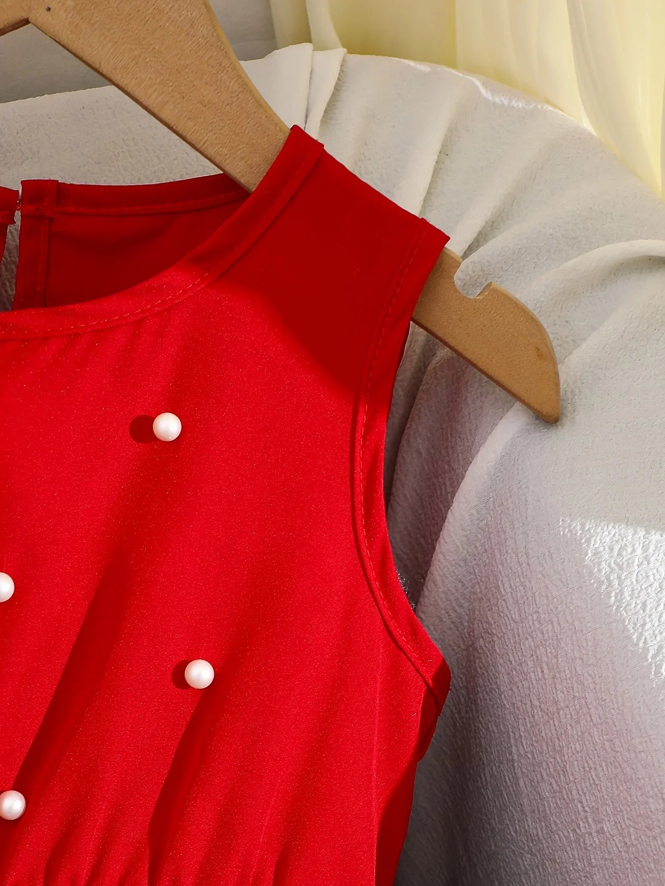 Girl's summer style dress with sleeveless round neck, pearl Velcro, bow decoration, waist cinching, exquisite and elegant dress