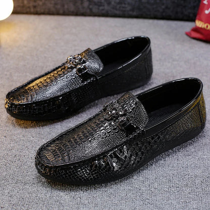 Sapatos Masculinos de Couro com Contas Estilo Britânico Outono Pretos Casuais para Homens Coreanos Preguiçosos Slip-on Sola Macia Mocassins de Condução Modernos