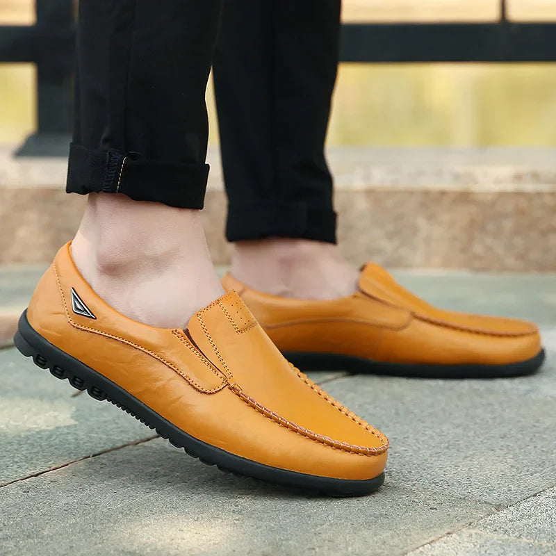 Sapatos Casuais Masculinos de Couro Genuíno Marca Italiana Macia Mocassins Respiráveis Slip-on Pretos para Dirigir Tamanhos Grandes 37-47
