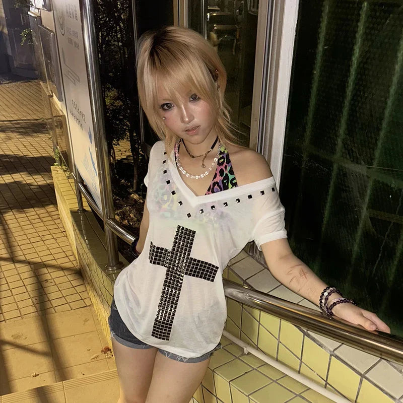 Karrram Camiseta Japonesa Y2k com Estampa de Cruz Metálica Vintage Harajuku Manga Curta Translúcida Tops Trashy Anos 2000 Gola V Streetwear Grunge