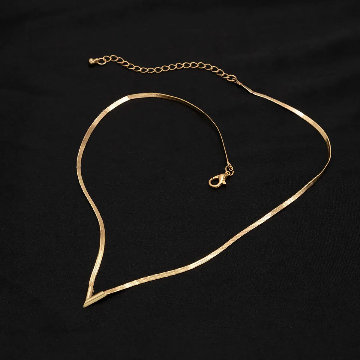 Fashion Simple Flat Snake Clavicle Chain Necklace Men Creative V Shape Pendant Choker Party Jewelry Accessories Gifts