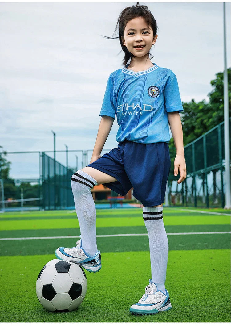 New Football Field Boots Boys Girls Indoor Society Football Shoes Futsal Non Slip Professional Fast Kids Soccer Cleats Sneaker