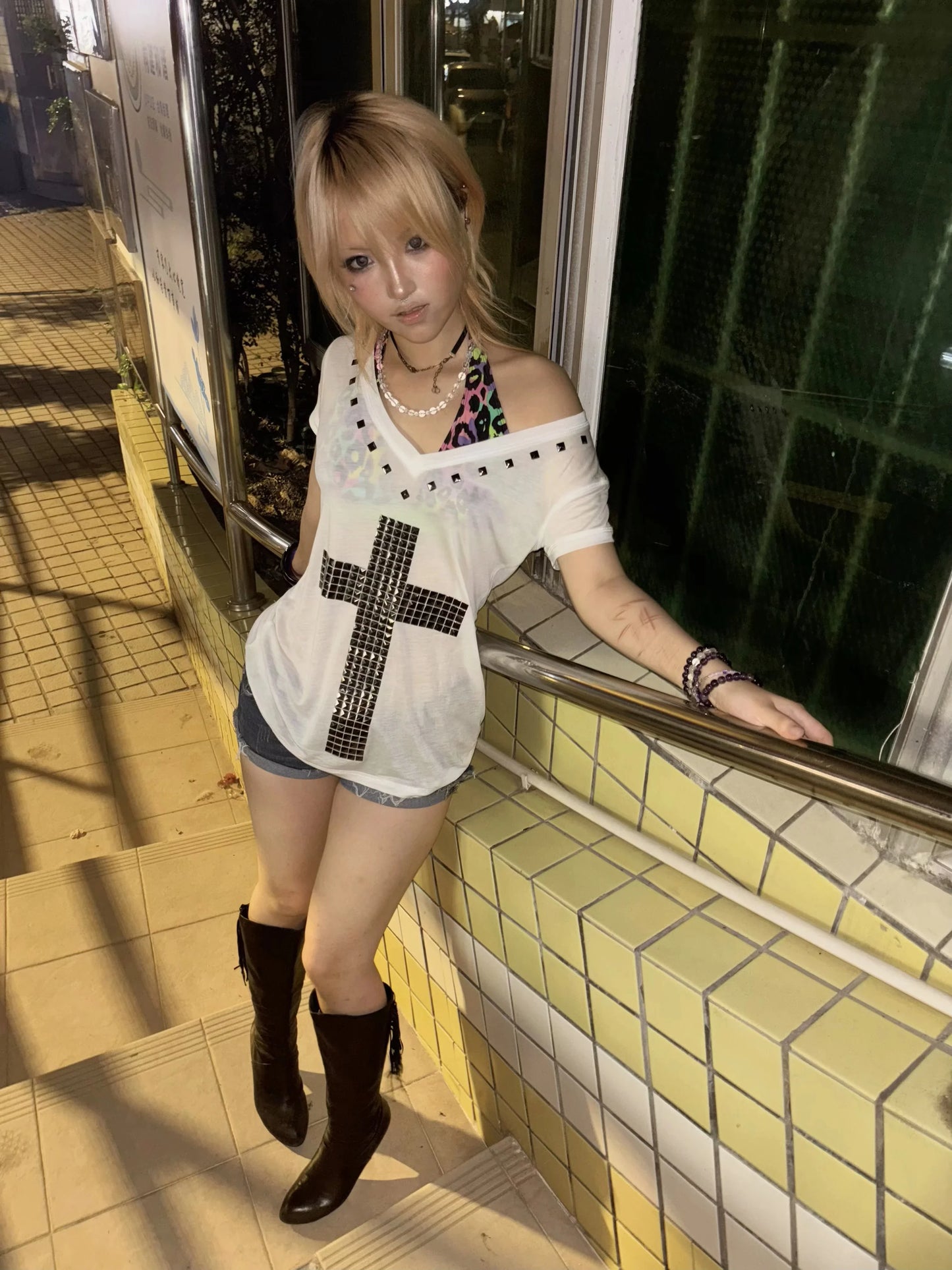 Karrram Camiseta Japonesa Y2k com Estampa de Cruz Metálica Vintage Harajuku Manga Curta Translúcida Tops Trashy Anos 2000 Gola V Streetwear Grunge