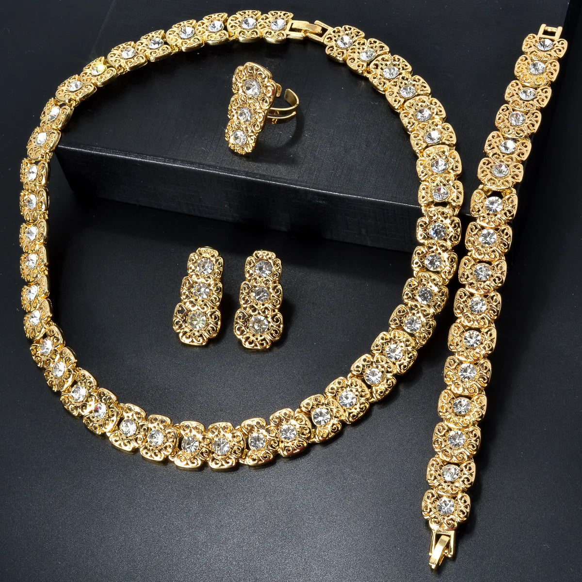 Conjunto de joias de luxo Dubai para mulheres, moderno, colar de pérolas, pulseira, anel, brincos, conjunto de joias banhadas a ouro 18k