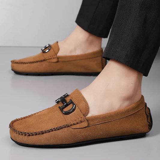 Os novos sapatos casuais masculinos de sola macia e confortáveis de 2025 são versáteis. Pessoas preguiçosas podem calçá-los com um pé. Tamanhos 46 e 47.