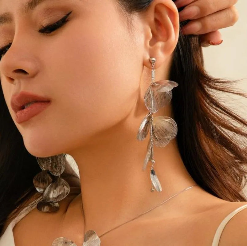 Fashion Long Tassel Petal Drop Earrings for Women Luxury Metal Crystal Hollow Flower Temperament Earrings Wedding Jewelry Gifts