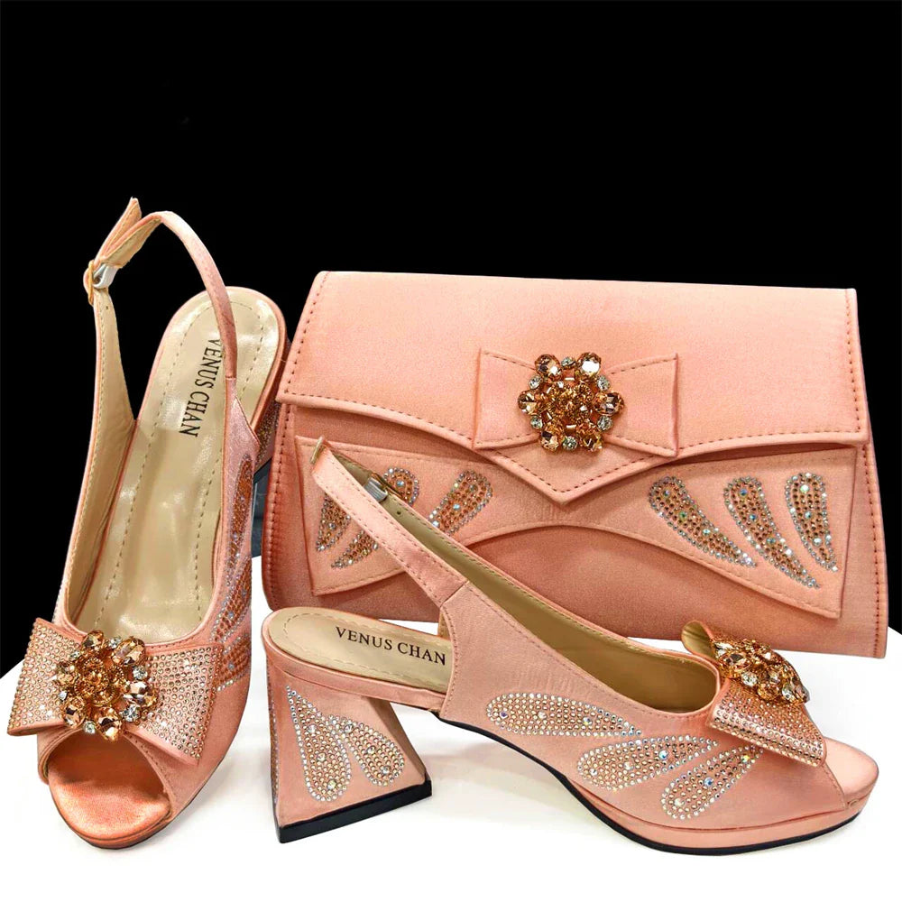 Conjunto Combinando Sapatos e Bolsas Italianos 2024 Peep Toe Salto Alto Cor Pêssego Laço Strass Sapatos Femininos para Festa
