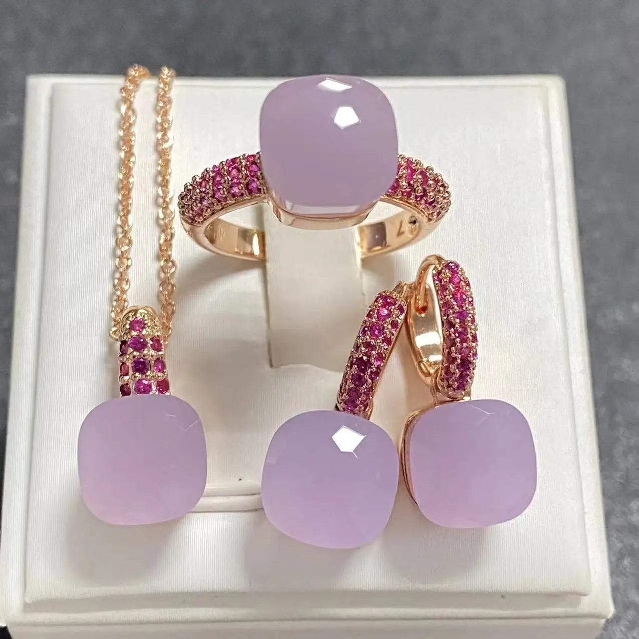 Conjunto de Joias Femininas 3 Peças - Anel, Brincos e Colar Banhados a Ouro Rosé com Zircônia Roxa Incrustada