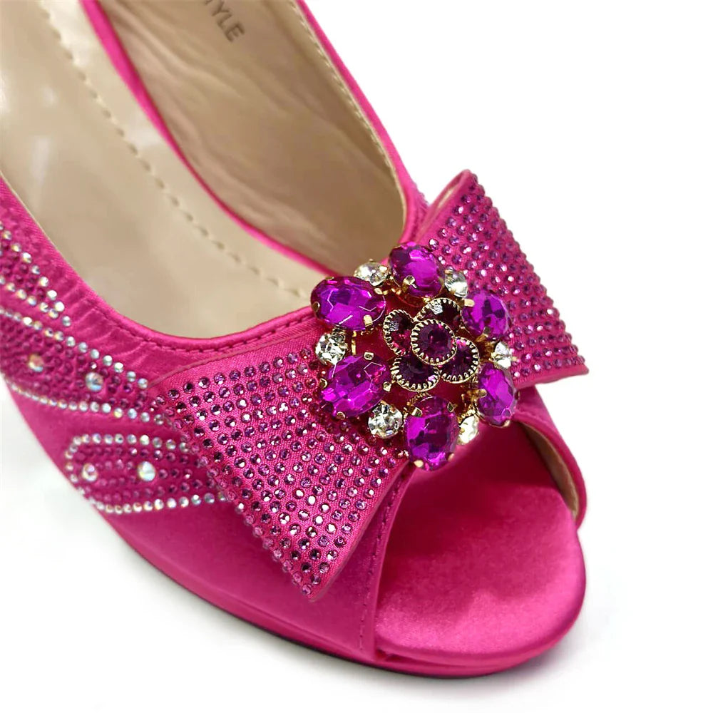 Conjunto Combinando Sapatos e Bolsas Italianos 2024 Peep Toe Salto Alto Cor Pêssego Laço Strass Sapatos Femininos para Festa